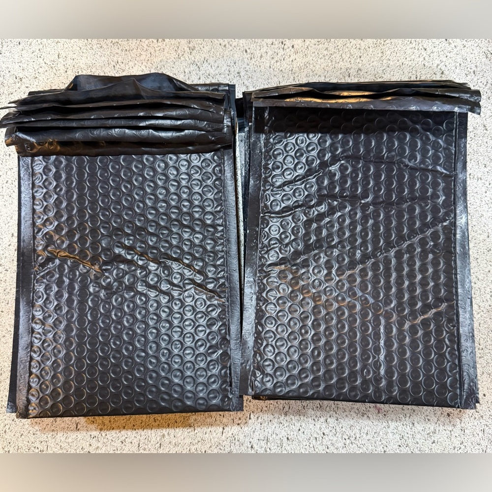 20 Pack - 6”x9” Black Self-Sealing and Padded Bubble Mailers